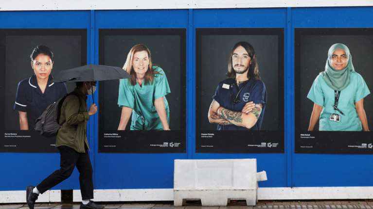 Βρετανία: Εξαντλημένοι οι υγειονομικοί παραιτούνται μαζικά - Χιλιάδες φεύγουν γιατί δεν αντέχουν άλλο