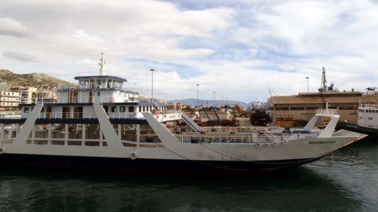 Σαλαμίνα: Πολύτεκνος αξιωματικός του Πολεμικού Ναυτικού ξυλοκόπησε τη γυναίκα του - Συνελήφθη μέσα στον Ναύσταθμο