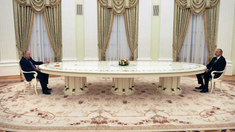 "Δεν σκοπεύω να επανασυστήσω τη Ρωσική Αυτοκρατορία" λέει ο Πούτιν μία μέρα μετά το ιστορικό παραλήρημα