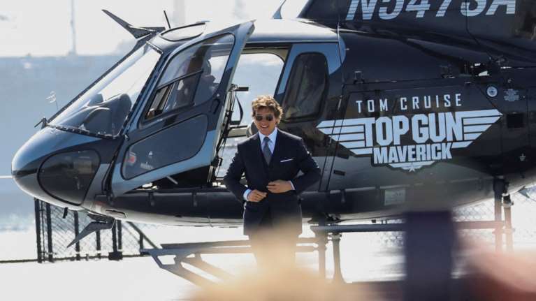 &quot;Top Gun Maverick&quot;: Εντυπωσιακή πρεμιέρα του Τομ Κρουζ - Έφτασε με ελικόπτερο που πιλοτάρισε ο ίδιος [Βίντεο]
