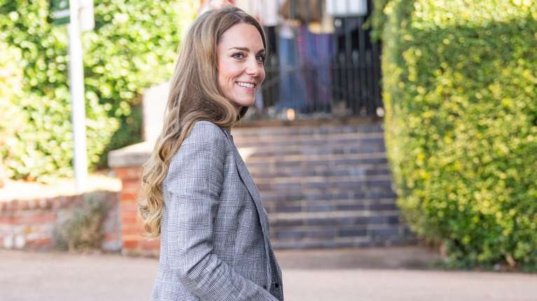 "Διδάσκει μόδα" η πριγκίπισσα Κέιτ στη νέα της εμφάνιση - Super chic και χαμογελαστή