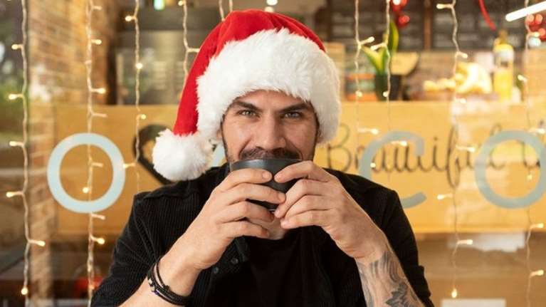 Το επικό τρολάρισμα του Πετρετζίκη για τα μελομακάρονα - "Πώς τους πετσόκοψες μωρέ Ακη;"