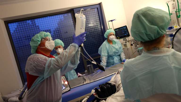 Κορονοϊός - Γερμανία: Μικρή μείωση με 299 θανάτους και 3.380 νέα κρούσματα σε ένα 24ωρο