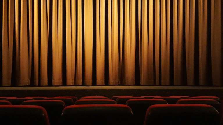 Νέα καταγγελία σε βάρος κωμικού ηθοποιού: "Με χτύπησε και αποπειράθηκε να με βιάσει" [βίντεο]