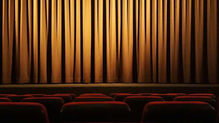 Ποιοι είναι οι δύο ηθοποιοί που καλεί ο Εισαγγελέας για βιασμό και απόπειρα βιασμού