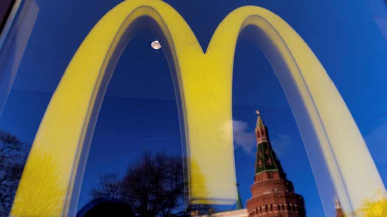 Ρωσία: Κολοσσοί της διεθνούς αγοράς αποχωρούν οριστικά - Κλείνουν όλα τα Mc Donald&#39;s - Ενα ρούβλι πουλήθηκε η Renault