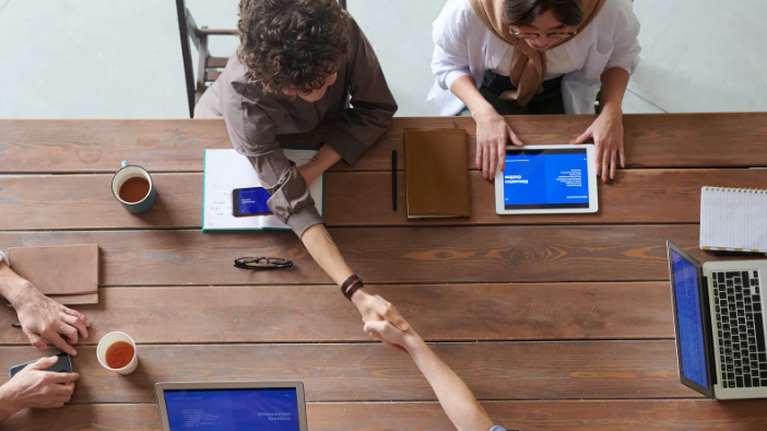 Έως και ένας μισθός &quot;δώρο&quot; για τη μεσαία τάξη από τις εξαγγελίες της Θεσσαλονίκης - Αναλυτικός πίνακας