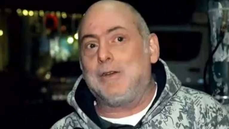 Κραυγή απόγνωσης από τον ηθοποιό Γιώργο Λαμπάτο: &quot;Καπνίζω αποτσίγαρα από τον δρόμο - Ζω σε 15τμ με 220 ευρώ&quot;