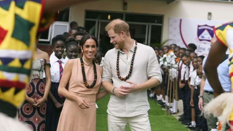 Οι φίλοι του πρίγκιπα Χάρι τον νόμιζαν τρελό που έβγαινε με τη Μέγκαν Μαρκλ - Πώς τον έκανε να ξεκόψει από όλους