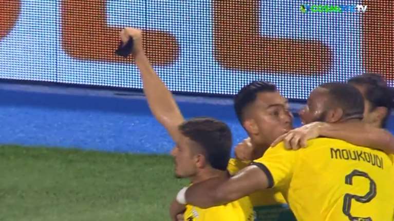 ΑΕΚ: Με υψωμένη γροθιά και κρατώντας μαύρο περιβραχιόνιο ο Γαλανόπουλος απάντησε στους Κροάτες - &quot;Δεν ήθελα να προκαλέσω&quot;