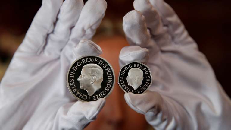 Βρετανία: Το Βασιλικό Νομισματοκοπείο δημοσιοποίησε το πορτραίτο του βασιλιά Καρόλου Γ΄ στα νέα νομίσματα [εικόνες]