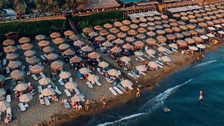 Κερδίζει το &quot;Κίνημα της Πετσέτας&quot;: 16 συλλήψεις σε Ιόνιο και Κυκλάδες για παράνομες ξαπλώστρες - Μαζεύτηκαν και στην Ψαρρού [Βίντεο]