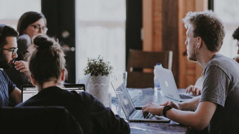 Δημοσκόπηση Opinion Poll για το TheTOC: Θα πάνε να ψηφίσουν οι νέοι; - Ποιο κόμμα επιλέγουν, τι απαντούν για Βαρουφάκη