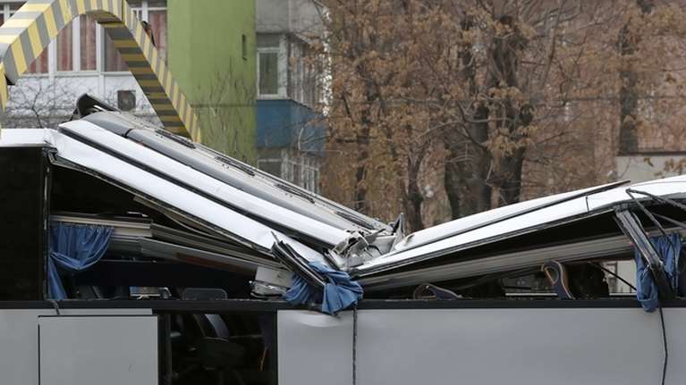 Τραγωδία στο Βουκουρέστι: Στο επίκεντρο των ερευνών και η μοιραία μεταλλική κατασκευή- &quot;Οι βίδες έφυγαν, δεν είχαν στήριξη&quot;