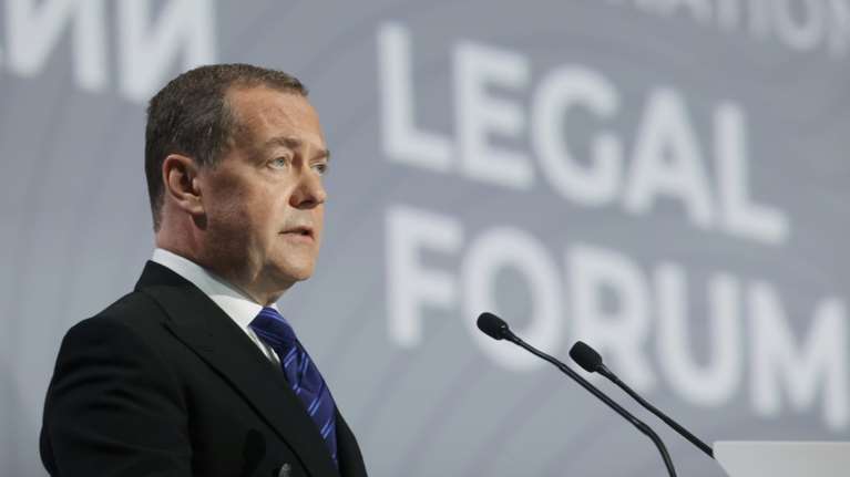 Απειλές Μεντβέντεφ σε Τραμπ: Ο φλύαρος &#39;ειρηνοποιός&#39; πάει γυρεύοντας, ευθυγραμμίστηκε με την παλαβή Ευρώπη