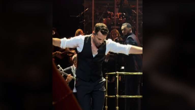 Κωνσταντίνος Αργυρός: &quot;Μάνα, ο γιος σου χορεύει ζεϊμπέκικο στο Royal Albert Hall&quot; - Η συγκινητική στιγμή σε συναυλία στο Λονδίνο [βίντεο]