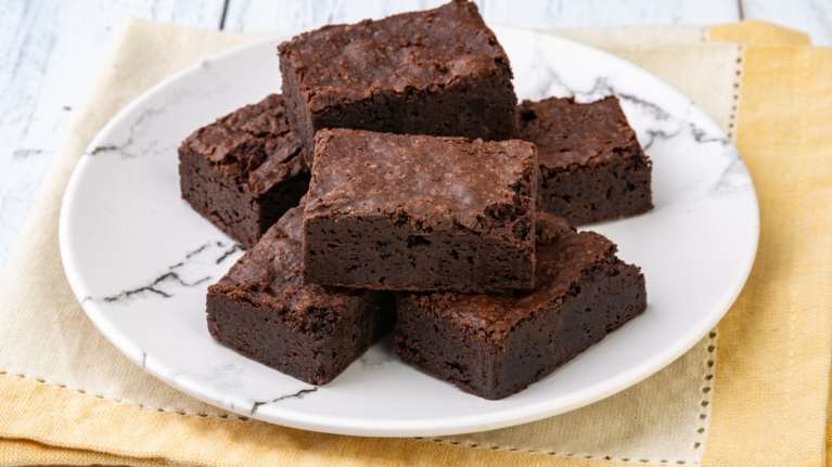 Φανταστικά brownies χωρίς αυγά και ζάχαρη - Πανεύκολη συνταγή που δεν χρειάζεται ψήσιμο