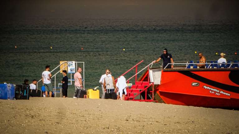 Φωτιά στη Ρόδο: Πάνω από 1.500 εκκενώσεις έκανε το Λιμενικό - Συνολικά εκκενώθηκαν οικισμοί με πληθυσμό 15.000 κατοίκους