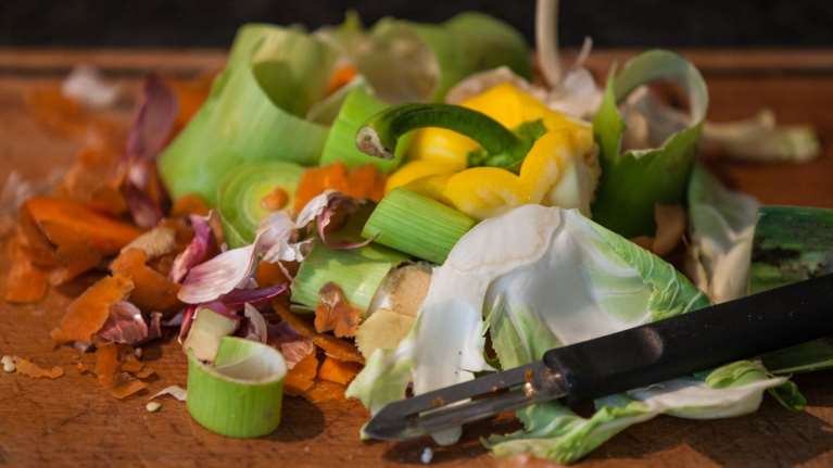 Τεράστια σπατάλη τροφίμων: 88 εκατ. τόνοι τροφής καταλήγουν στα σκουπίδια ετησίως στην ΕΕ