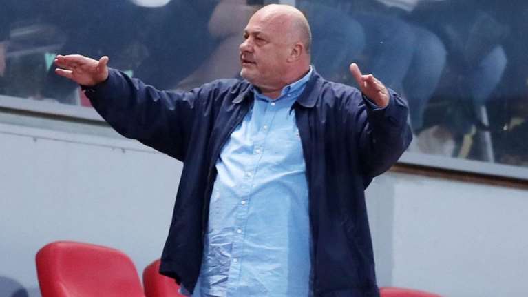 Αμετανόητος ο Μπέος με την Προϊσταμένη Νεοτέρων Μνημείων Θεσσαλίας: Τρώει 7 σοκολατάκια την ώρα, δεν χωράει από την πόρτα