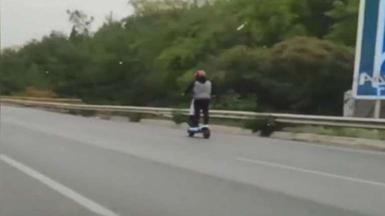 Θεσσαλονίκη: Απίστευτος τύπος τρέχει με ηλεκτρικό πατίνι με πάνω από 100 χλμ/ώρα στον περιφερειακό [βίντεο]