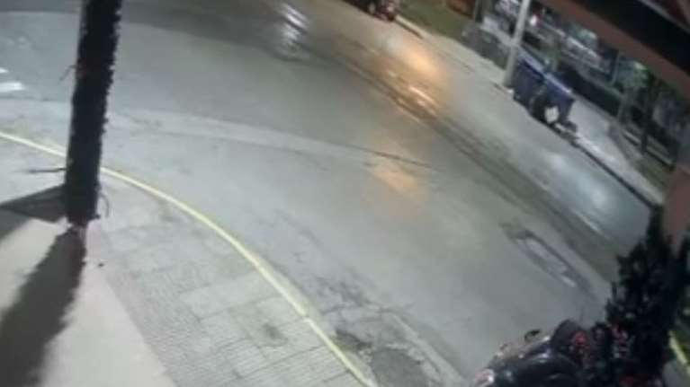 Άλιμος: Βίντεο ντοκουμέντο από την άγρια επίθεση των κουκουλοφόρων με ρόπαλα σε ανήλικους μαθητές