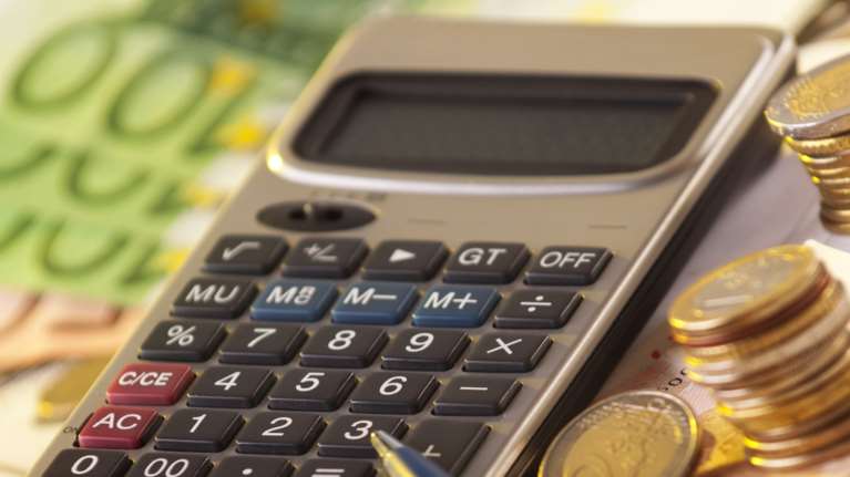 Απίστευτο αλλά συμβαίνει: H εφορία δίνει πίσω λεφτά και 270.000 δικαιούχοι τα… σνομπάρουν