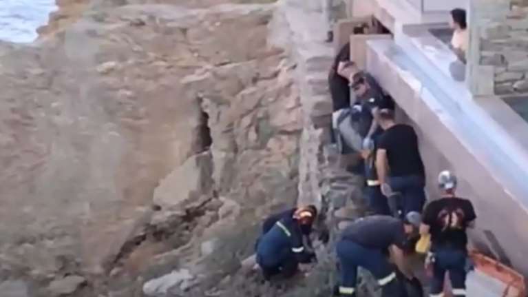 Κρήτη: Βίντεο από τη διάσωση άντρα που έπεσε στα βράχια από ύψος ενώ εκτελούσε εργασίες σε ξενοδοχείο [βίντεο]