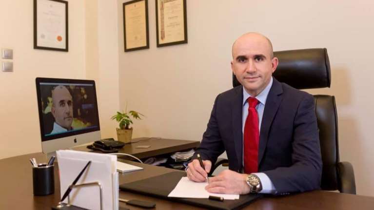 Δίκη Άλκη Καμπανού: Ο Λέων &quot;αθωώνει&quot; τον 10ο κατηγορούμενο - &quot;Δεν προκύπτει τραύμα από δρεπάνι&quot;