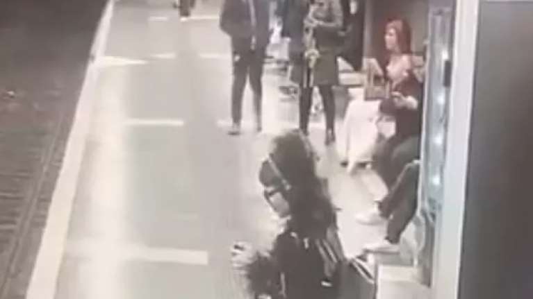 Πανικός στην Βαρκελώνη: Άνδρας επιτίθεται σε γυναίκες που περιμένουν το μετρό [βίντεο]