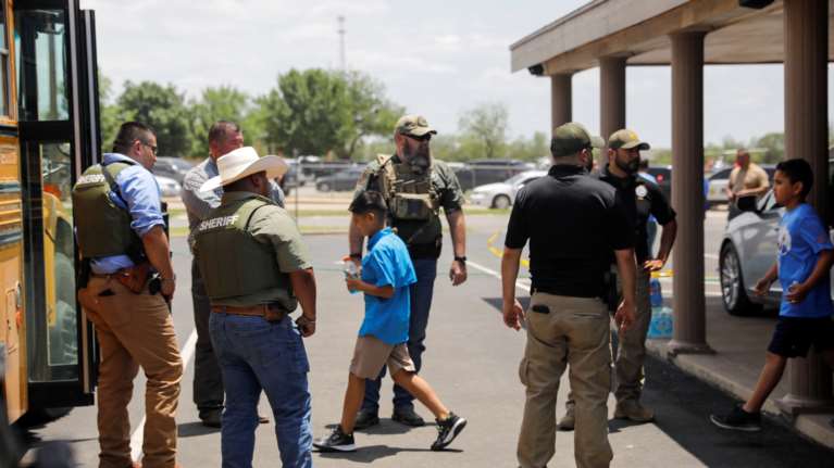 Μακελειό στο Τέξας: Οι αστυνομικοί ήξεραν ότι υπήρχαν τραυματισμένα παιδιά αλλά αντέδρασαν μετά από μία ώρα