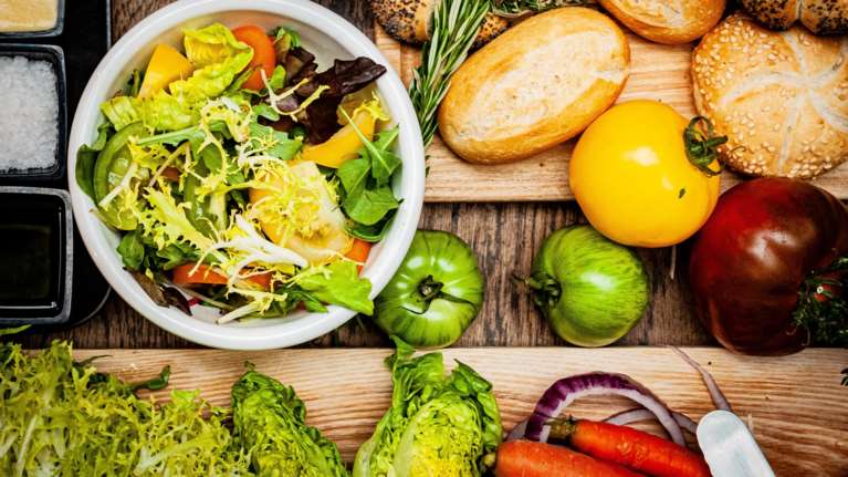 Αυτές είναι οι έξι τροφές που καταπολεμούν τον καρκίνο - Πόσες μερίδες πρέπει να καταναλώνουμε