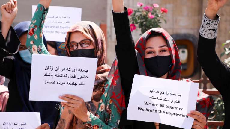 Αφγανιστάν: Οι Ταλιμπάν έπνιξαν στα δακρυγόνα διαδήλωση γυναικών-Πάνοπλοι μαχητές απέναντι στις διαδηλώτριες  [εικόνες - βιντεο]