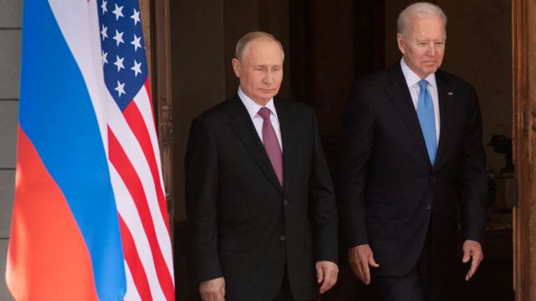 Ουκρανία: Ο Μπάιντεν απειλεί με κυρώσεις τον ίδιο τον Πούτιν σε περίπτωση ρωσικής εισβολής