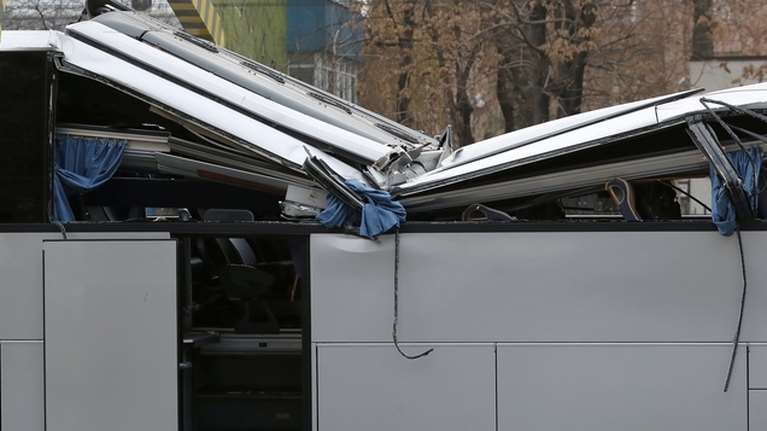 Τραγωδία στο Βουκουρέστι: Η στιγμή της σφοδρής σύγκρουσης του μοιραίου λεωφορείου - Βίντεο από το δυστύχημα