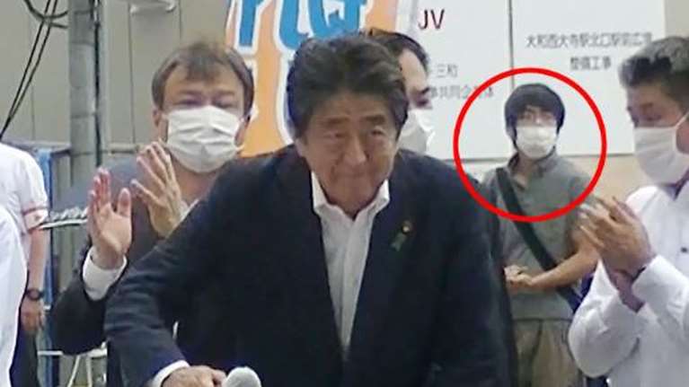 Δολοφονία Άμπε: Φωτογραφία-ντοκουμέντο λίγα λεπτά πριν από την επίθεση- Ο δράστης πίσω από τον πρώην πρωθυπουργό της Ιαπωνίας