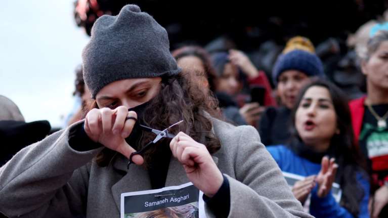 Νίκη των γυναικών στο Ιράν: Καταργήθηκε η αστυνομία ηθών - Σκέψεις για άρση της υποχρεωτικότητας της μαντίλας