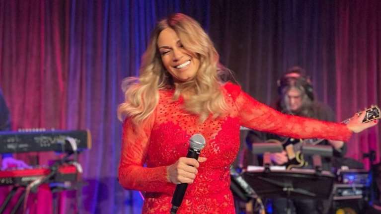 Έλλη Κοκκίνου: Στη Νέα Υόρκη με τον γιο της - Η εμφάνιση με φλογερό φόρεμα MI-RŌ με κρόσια και διαφάνειες