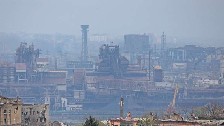 &quot;Οι Ρώσοι ρίχνουν βόμβες καταστροφής καταφυγίων στο Azovstal&quot; καταγγέλλει σύμβουλος του Ζελένσκι