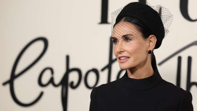 Ντέμι Μουρ: Η dark εμφάνιση που θύμισε Τζάκι Κένεντι - Καπέλο με βέλο και total black στιλάτο deux pieces