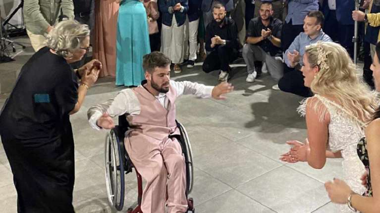 Συγκλονιστικό: Ο Ραφαήλ χορεύει με αναπηρικό αμαξίδιο ζεϊμπέικο στον γάμο της αδερφής του [Βίντεο]