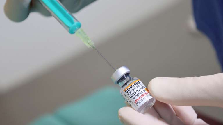 Αντιμέτωπη με την πρώτη αγωγή η BioNTech για φερόμενες παρενέργειες του εμβολίου