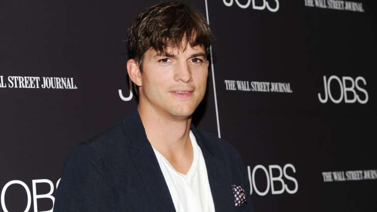 Ο Άστον Κούτσερ έτρεξε μαραθώνιο κατά της παιδικής πορνογραφίας και μάζεψε 1 εκατ. δολάρια για τα παιδιά