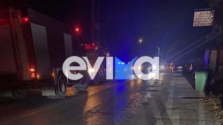 Σοβαρό τροχαίο στην Εύβοια: ΙΧ έπεσε πάνω σε κολόνα- Σε κρίσιμη κατάσταση 22χρονος φαντάρος, δύο κοπέλες τραυματισμένες