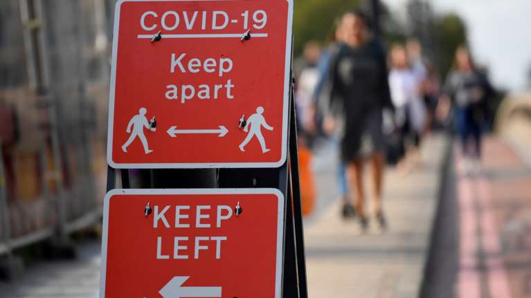 Λονδίνο: Αδειάζει η πόλη λόγω lockdown - Οι κάτοικοι φεύγουν για τα εξοχικά τους και το εξωτερικό