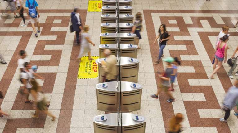 Τέλος το &quot;τρέξιμο&quot; για εισιτήριο: Με τραπεζικές κάρτες και smartphones σε μετρό, λεωφορεία, τρόλεϊ και τραμ