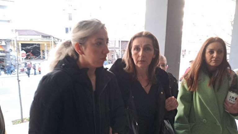 Δίκη Καμπανού: &quot;Εσύ μισή σπιθαμή χτύπησες τον γιο μου;&quot; - Η μητέρα του Άλκη είδε για πρώτη φορά τους δολοφόνους του παιδιού της