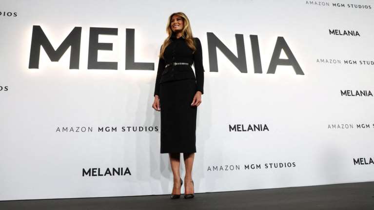Μελάνια Τραμπ: Με αυστηρό αλλά κομψό look στην πρεμιέρα του ντοκιμαντέρ της στην Ουάσινγκτον [βίντεο]
