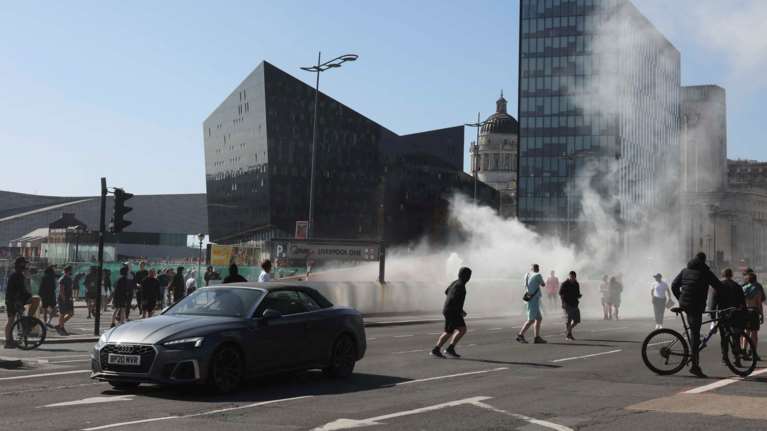 Βρετανία: Βίαια επεισόδια σε αντιμεταναστευτικές διαδηλώσεις - Πέταξαν καρέκλες και τούβλα σε αστυνομικούς [εικόνες-βίντεο]