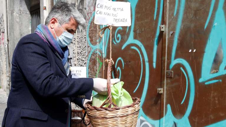 Κορονοϊός - Ιταλία: Κατεβάζουν από τα μπαλκόνια καλάθια με φαγητό για τους άστεγους [εικόνες &amp; βίντεο]